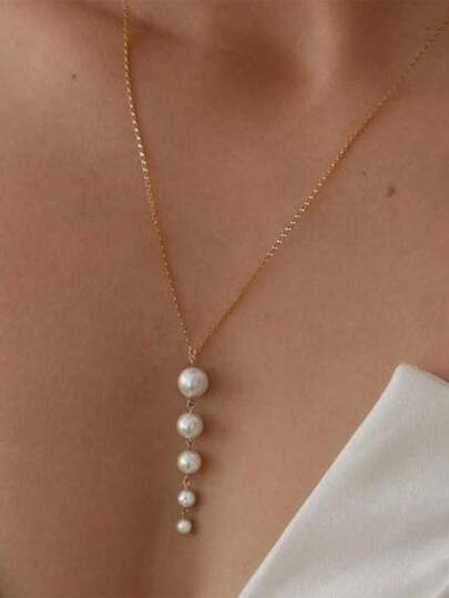 1件仿珍珠吊坠项链，设计简约，优雅精致，适合女性日常通勤、约会和度假佩戴。