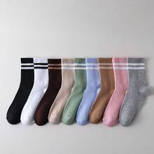 5雙女款素色條紋時尚中筒襪，顏色包括黑色、白色、灰色、粉紅色和棕色。這些條紋襪舒適且休閒，適合日常穿著、旅行、上學以及搭配裙子。 - 彩色 - 查看 5