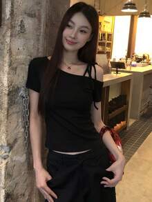 Áo thun tay ngắn hai dây kiểu Mỹ gợi cảm, áo croptop ôm sát thắt nơ phía trước dành cho mùa hè. - màu đen - Xem 3