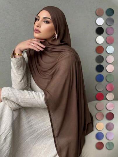 1件莫代尔粘胶纯色穆斯林头巾，透气轻盈，饰有精致滚边，四季皆宜，适合搭配长袍穿着。