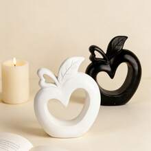 Escultura de resina con forma de manzana en blanco y negro - Diseño de corazón hueco con acabado mate, adecuado para colocar en estantes de la sala de estar, escritorios y tocadores del dormitorio para agregar un ambiente elegante y moderno, una pieza de decoración del hogar popular y un excelente regalo de inauguración de la casa - Multicolor - Ver 6