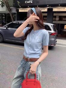 2026夏季新款女式学院风街头风圆领纽扣修身短款针织衫，饰有蝴蝶结刺绣，浅蓝色。适合日常穿着、上学、早午餐和休闲外出。 - 藍色 - 查看 1