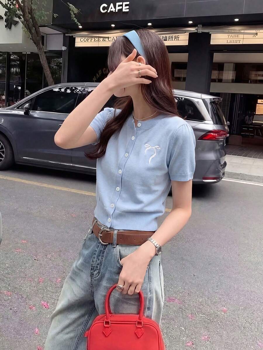 2026夏季新款女式学院风街头风圆领纽扣修身短款针织衫，饰有蝴蝶结刺绣，浅蓝色。适合日常穿着、上学、早午餐和休闲外出。 - 藍色 - 查看 1