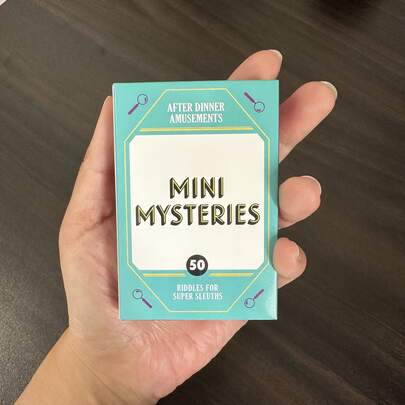 Những Bí Ẩn Nhỏ - Trò Giải Trí Sau Bữa Tối: 50 Câu Đố Dành Cho Thám Tử Siêu Xịn - Trò Chơi Thẻ Bài Giải Đố Thám Tử Cỡ Bỏ Túi - Giải Quyết Các Tình Kiện Tội Phạm Nhỏ & Câu Đố Trí Não - Hoàn Hảo Cho Đêm Chơi Trò Chơi, Tiệc Tối & Họp Mặt Gia Đình - Kích Thước Nhỏ Gọn Vừa Lòng Bàn Tay Để Mang Theo Khi Đi Du Lịch & Vui Chơi Thám Tử Mọi Lúc Mọi Nơi