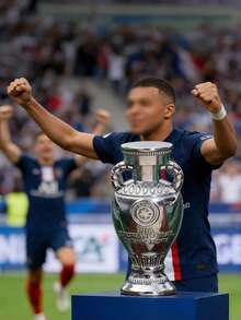 足球奖杯钥匙扣，时尚锌合金街头礼品纪念品学校汽车配件可爱哥特式Y2k，足球赛事礼物，绝佳生日礼物。 - 亮色 - 查看 3