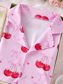 Conjunto de pijama infantil feminino de duas peças, com gola cardigã, estampa completa com laço e shorts de manga curta com estampa de cerejas. Ideal para uso diário, festas do pijama, momentos de lazer e também como presente de verão para crianças. - Baby Rosa - Ver 6