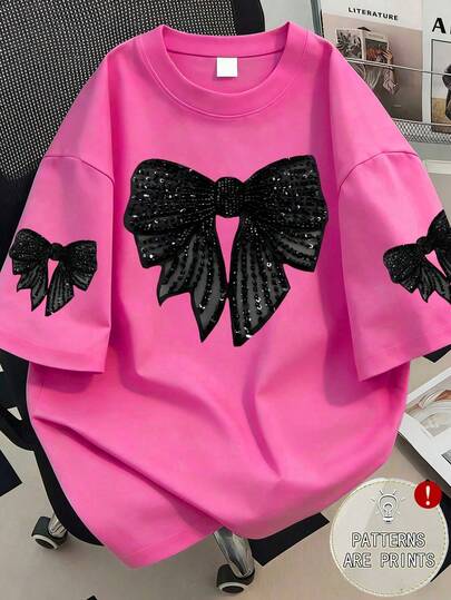 大码女式休闲蝴蝶结印花短袖T恤。夏季女式街头时尚单品，夏季女式上衣，适合新年庆祝活动、日常穿着、外出、节日、海滩、派对、学校、音乐节、度假、通勤等各种场合。这款夏季圆领短袖T恤可作为礼物送给家人、女友、朋友，也是圣诞节、新年和其他节日的理想之选，必备单品。休闲夏季上衣、春季上衣、女士夏季服装