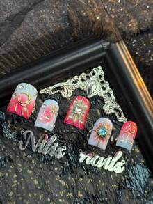 Bộ 10 móng giả acrylic ngắn vuông phủ kín toàn bộ, màu đỏ hồng, nhuộm tie-dye đỏ hồng và xanh nhạt, sử dụng vàng để vẽ tay các họa tiết hình học như đường viền mặt trăng, đường viền mặt trời và các đường đối xứng, đính kèm ngọc trai giả 3D màu trắng, đá pha lê xanh và đá pha lê trong suốt. - Màu Hồng Tươi - Xem 4