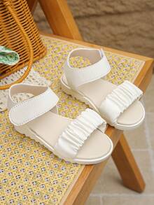 一双优雅的白色女童凉鞋，采用缎面褶皱设计，饰有珍珠脚踝饰片，并配有魔术贴搭扣。适合春夏季节穿着，也适合旅行、参加派对以及作为节日礼物。 - 白色 - 查看 3