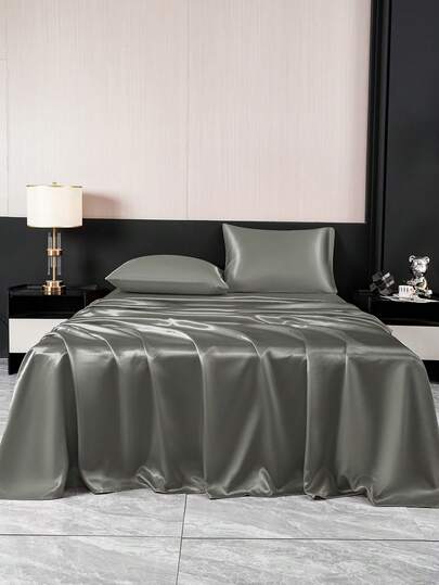 四件套纯色深灰色缎面床单套装，包含1个床裙、1个床单和2个枕套（不含枕芯）。奢华缎面床裙套装，提供特大号、大号、标准大号和单人床尺寸。床裙深度可达11.8英寸。柔软透气的缎面枕套，抗皱，提升睡眠质量，尽显奢华酒店风范。是送给父母、朋友的理想礼物，也适合宿舍或开学季使用。