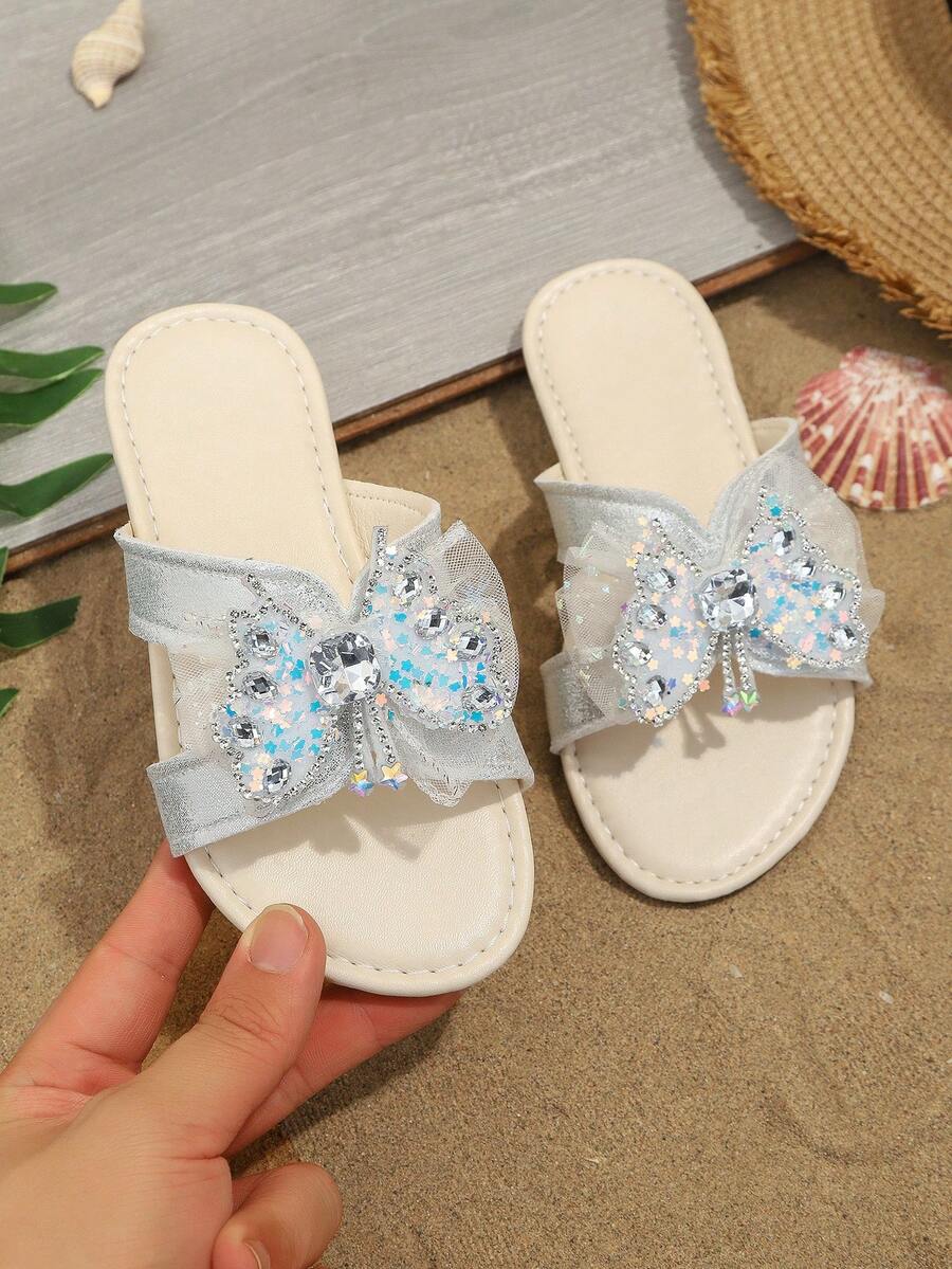 1 Par de Chinelos Prateados Plus Size para Meninas, com Fivela de Cristal Brilhante e Decoração de Borboleta em Tela, Bico Redondo e Aberto, Design Macio e Antiderrapante, Chinelos de Praia Glamorosos, Modernos e Fofos no Estilo Boêmio, Ideais para Uso Diário, Férias, Festas, Lançamento Primavera/Verão - Prata - Ver 1