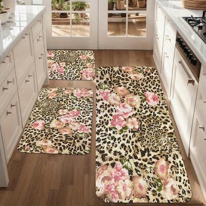 1/2/3 piezas Alfombra de cocina vintage con estampado floral y de leopardo/guepardo, suave y cómoda de franela. Estilo vintage casual, suave, con estampado de animales silvestres. Alfombra de cocina con respaldo antideslizante de silicona que se mantiene en su lugar, ligera, portátil, lavable, duradera y resistente a la decoloración y al agua/aceite. Para el área del fregadero de la cocina, estufa, entrada, pasillo, dormitorio, baño, comedor, bar, lavandería. Fondo crema con manchas clásicas de leopardo y rosas dibujadas a mano, hojas verdes, decoración vintage para el hogar. Disponible en varios tamaños. Regalo de inauguración de la casa para mamá, hija, familia. Regalo de Acción de Gracias y Navidad.
