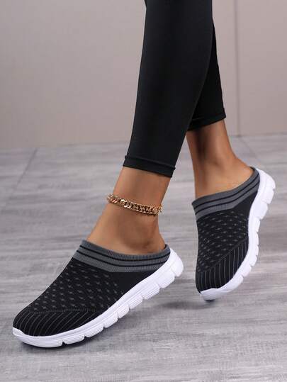 Sandal đế bằng kiểu dáng thường ngày dành cho nữ.