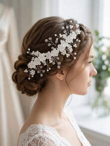 1件手工制作优雅白色软陶瓷花朵、珍珠和水晶发梳，新娘婚礼发饰 - 銀色 - 查看 5