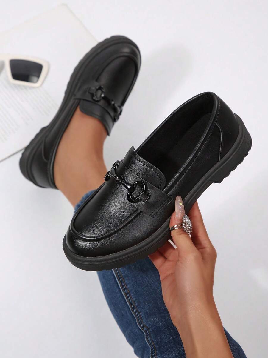 黑色英伦风女式乐福鞋，厚底，适合上学/通勤，一脚蹬设计，防滑，柔软舒适，时尚百搭，也适合海滩旅行和休闲穿着。