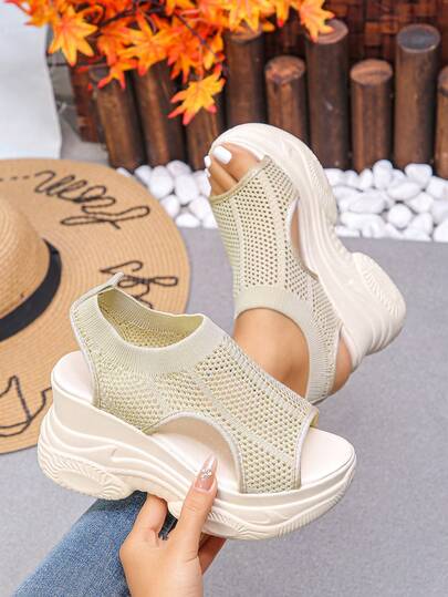1双米色镂空针织鞋面透气厚底坡跟露趾凉鞋，适合青少年女孩夏季休闲街头风穿着，复古坡跟拖鞋