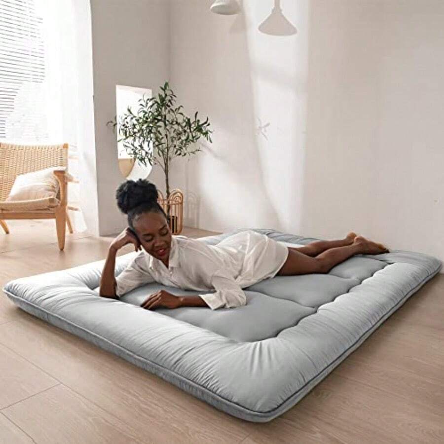 MAXYOYO Colchón de piso japonés colchón de futón colchón de espuma viscoelástica enrollable colchón de invitados almohadilla de dormir gruesa tapete de tatami plegable tumbona cama sofás y sofás gris tamaño Queen - Gris - Ver 1