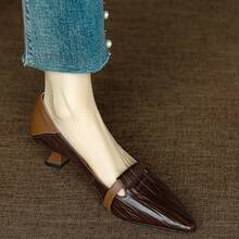 Sapatos de salto alto femininos: sapatos elegantes de salto baixo com bico fino e design em blocos de cores, sapatos de salto alto casuais de estilo vintage para mulheres. - Castanho - Ver 1