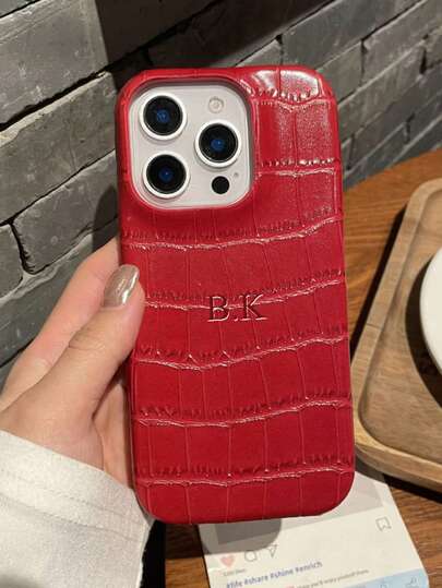 Funda de teléfono de cuero con textura de cocodrilo y letras en relieve, personalizada de lujo, compatible con Apple 17 16 15 14 13 12 11 Pro Max 14 15 16 Plus 17 Air, con letras estampadas en caliente, cubierta de teléfono con estilo DIY como regalo, accesorio de teléfono, letra personalizada, minimalista antihuellas, antichoque, funda de teléfono para pareja, regalo de San Valentín, buen regalo de cumpleaños, regalo festivo para él y ella