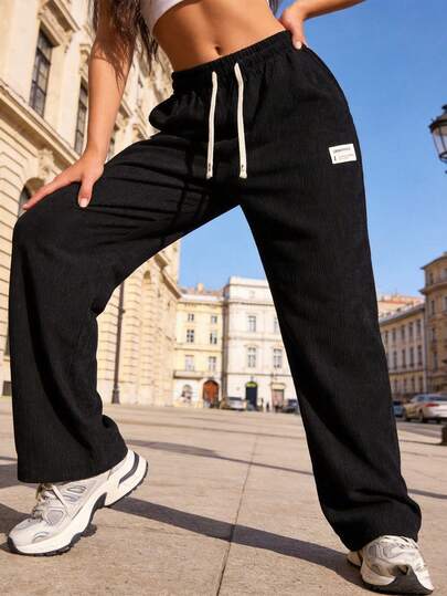 Quần nhung kẻ nữ kiểu dáng thường ngày, phù hợp cho mọi mùa, có dây rút ở eo và túi logo độc đáo ở hai bên, thích hợp cho mặc hàng ngày, công sở, dự tiệc, cắm trại và các dịp khác.