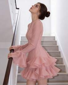 Vestido corto de cóctel de fiesta con mangas largas transparentes, volantes en el bajo, cintura alta, corte evasé y botones delanteros en color rosa/blanco - Rosa - Ver 2