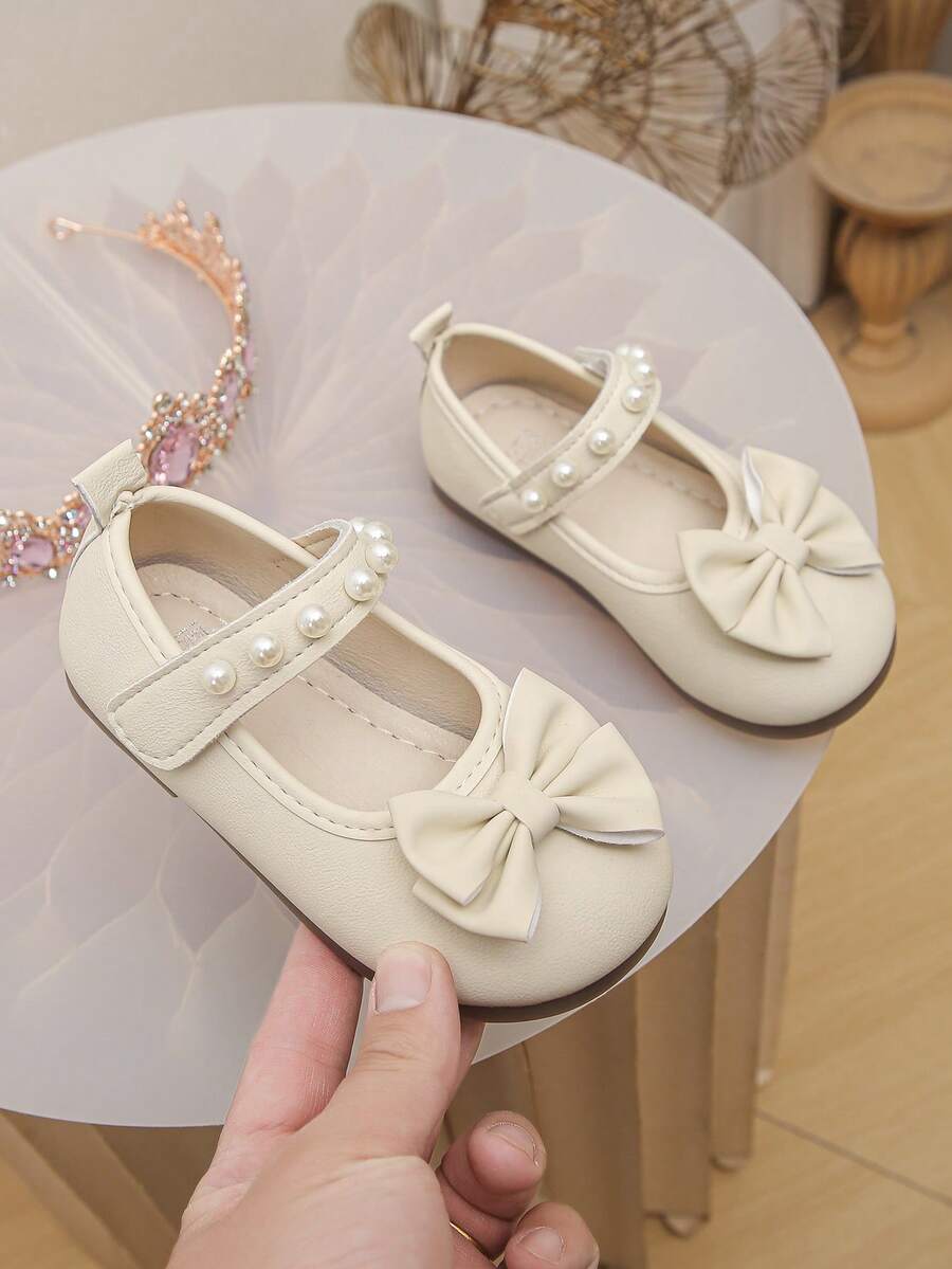 女婴/幼儿象牙色珍珠蝴蝶结公主鞋，软底防滑婴儿礼服鞋 - 米色 - 查看 1