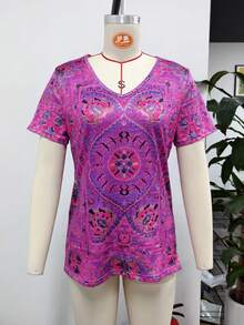 波西米亚复古波斯地毯印花V领短袖T恤，休闲宽松弧形下摆上衣，波西米亚风夏季度假日常穿着，母亲节礼物之选 - 紫色 - 查看 5
