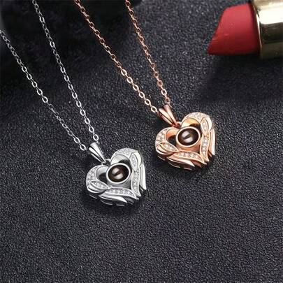 1件装心形翅膀投影项链 - 100种语言“我爱你”吊坠，浪漫周年纪念礼物