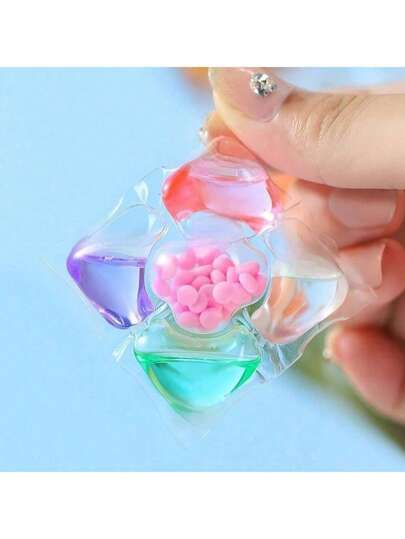 这款五合一衣物留香珠堪称“衣物留香奇迹”！只需一颗，就能让衣物持久散发迷人香气，长达72小时。它还能赋予您自然体香，消除异味。多种清新香型可选，包括花香和果香。