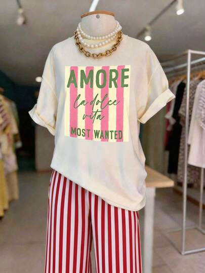 女士加大码休闲奶油色T恤，印有“AMORE La Dolce Vita MOST WANTED”标语，短袖圆领，弹力面料，适合夏季穿着