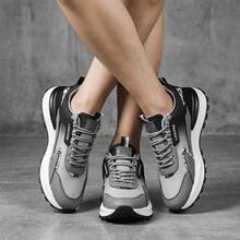 Tenis Deportivos para Hombre, Calzado Casual de PU y Malla Transpirable con Cordones, Sneakers Urbanos de Estilo Retro con Suela Gruesa Antideslizante y Amortiguadora, Zapatos de Deporte Ligeros y Suaves para Caminar, Calzado de Moda Versátil y Resistente al Desgaste para el Uso Diario, Tenis Modernos de Suela Flexible con Agarre Fuerte, Calzado Masculino Cómodo y Elegante para Correr o Entrenar en el Gimnasio, Calzado para Caballero de Alta Calidad con Diseño Clásico y Vanguardista. - Gris - Ver 3