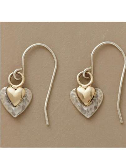 一对复古时尚心形吊坠耳环，经典双色设计，女士耳环，适合日常佩戴和度假，是送给她的完美礼物。