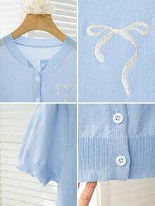 2026夏季新款女式学院风街头风圆领纽扣修身短款针织衫，饰有蝴蝶结刺绣，浅蓝色。适合日常穿着、上学、早午餐和休闲外出。 - 藍色 - 查看 9