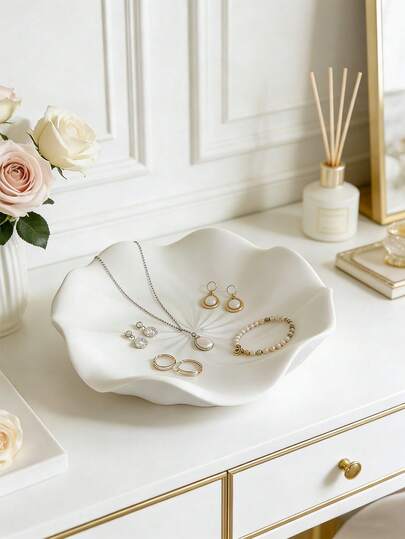 1个精美贝壳首饰托盘，花瓣边首饰展示托盘，桌面装饰配件