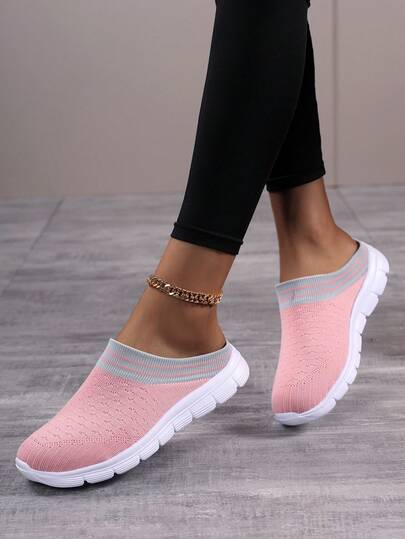 Sandal đế bằng kiểu dáng thường ngày dành cho nữ.