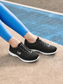 Skechers Giày nữ nhẹ, kiểu dáng mới mùa xuân 2026, giày chạy bộ có đệm, giày chạy bộ thoáng khí bằng lưới, giày thể thao nữ một gót, giày đi bộ đế mềm 12980-BKW - Đen/trắng - Xem 1