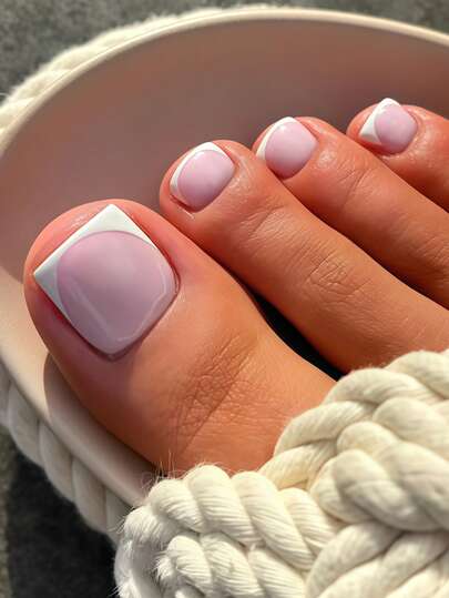 Transforma tus uñas con 24 piezas de uñas postizas cortas para los dedos de los pies, con un estilo simple y elegante de puntas francesas diarias en tonos nude-rosa con rayas blancas; uñas postizas de estilo francés clásico con rayas blancas de color blanco nube, de uso diario, kit completo de uñas postizas falsas para mujeres y niñas que incluye 1 hoja de pegatinas adhesivas y 1 tira de gel de mini limado, envío aleatorio