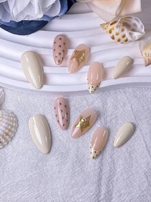 Bộ 10 móng giả thủ công hình hạnh nhân với đầu móng màu vàng nhạt kiểu Pháp, bột gương vàng lấp lánh, hình ngôi sao năm cánh, chấm bi bằng bột gương và các họa tiết trang trí khác. Kiểu dáng đơn giản, thanh lịch, cao cấp. Phù hợp cho cả bé gái và phụ nữ. Có thể sử dụng trong mọi dịp và dễ dàng tháo/dán. - Màu vàng - Xem 3