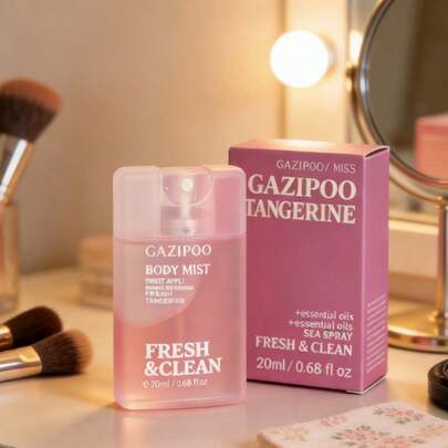 20毫升清新迷人身体香氛 - 高浓度持久留香。柠檬、苹果、柑橘、菠萝、番石榴的层次感香调，搭配鲜奶油、冰淇淋、兰花、百合、雪松的清新气息。清新怡人，彰显个性，时尚有型，释放魅力，提升自信，适合日常通勤、休闲约会等场合，打造自然迷人的个人魅力。推荐作为生日、情人节、周年纪念礼物。