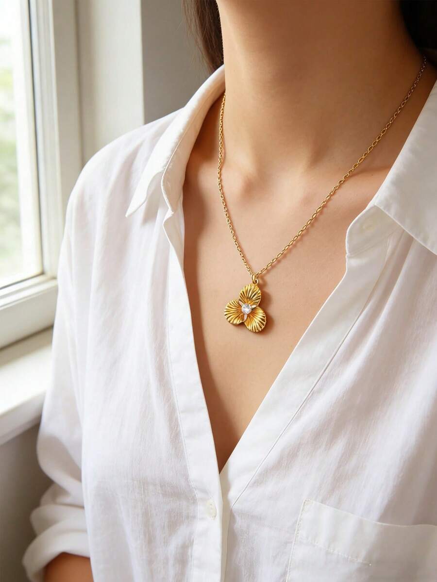 1件18K镀金不锈钢花朵吊坠项链，镶嵌水钻，优雅时尚，适合日常佩戴、派对和约会。 - 金色 - 查看 1