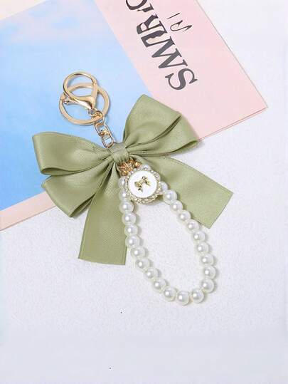 1 Móc khóa nơ ngọc trai dễ thương, được làm từ vòng kim loại bạch kim bền chắc, hạt ngọc trai giả và nơ satin, trang trí túi xách thanh lịch và đáng yêu, thích hợp cho Ngày của Mẹ, túi xách hàng ngày của phụ nữ, ba lô, chìa khóa xe hơi, quà tặng thời trang cho bạn gái, bạn bè, gia đình, sinh nhật, tân gia, bàn làm việc, du lịch, những người yêu thích thời trang.
