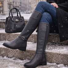 Bota Cano Alto Montaria Feminina Com Textura Modelo Clássico Elegante Casual Chic e Elegante Outono Inverno - Marrom - Visão 2