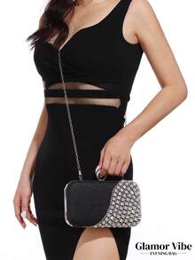 Bolsa de festa glamourosa com strass e cristais pretos, perfeita para ocasiões especiais como casamentos, bailes de formatura, coquetéis e jantares formais. Confeccionada em tecido preto brilhante com detalhes em strass, pode ser usada na mão ou transversalmente. Ideal para casamentos, formaturas, coquetéis e jantares formais. - Preto - Ver 3