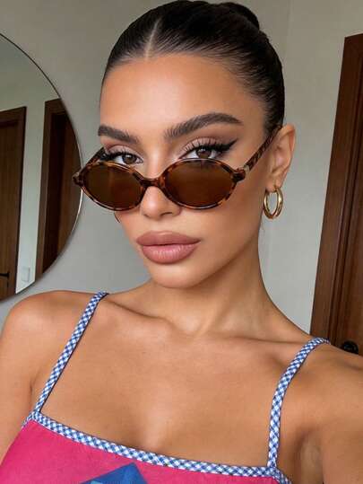 一副椭圆形小框复古时尚女式眼镜，玳瑁色眼镜，INS街拍风格，个性化欧美配饰，户外旅行沙滩配饰