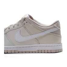 Giày thể thao cổ thấp NIKE DUNK LOW (GS), thoải mái và nhẹ nhàng cho sử dụng hàng ngày. - Xám Phantom/Trắng/Trắng Peak/Nâu gỗ gụ nhạt - Xem 8