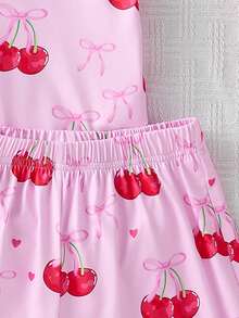 Conjunto de pijama infantil feminino de duas peças, com gola cardigã, estampa completa com laço e shorts de manga curta com estampa de cerejas. Ideal para uso diário, festas do pijama, momentos de lazer e também como presente de verão para crianças. - Baby Rosa - Ver 9