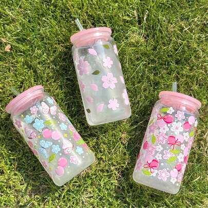 1 bình nước nhựa 16oz (khoảng 473ml) với họa tiết hoa anh đào và quả anh đào thời trang - Có ống hút và nắp đậy - Lý tưởng để uống nước, cà phê đá, nước ép, soda, sinh tố trong mùa hè - Món quà tuyệt vời cho chị em gái và bạn gái.
