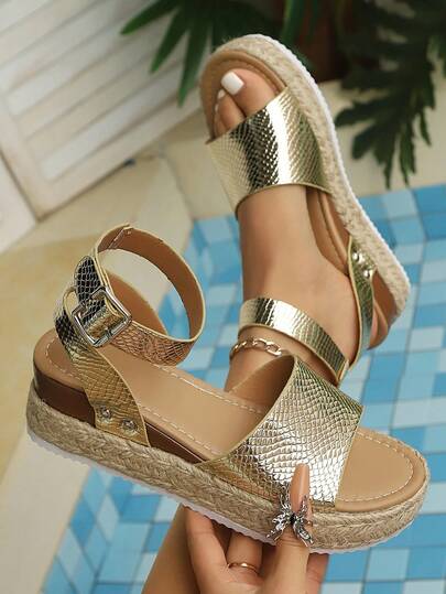 新款夏季坡跟荔枝纹厚底编织绳凉鞋，高跟显瘦日常百搭舒适户外度假通勤无后跟大码罗马风厚底休闲度假圆头厚底鞋时尚休闲草编皮带扣踝带纯色女士金属带扣编织简约金色亮面皮革荔枝纹经典坡跟凉鞋