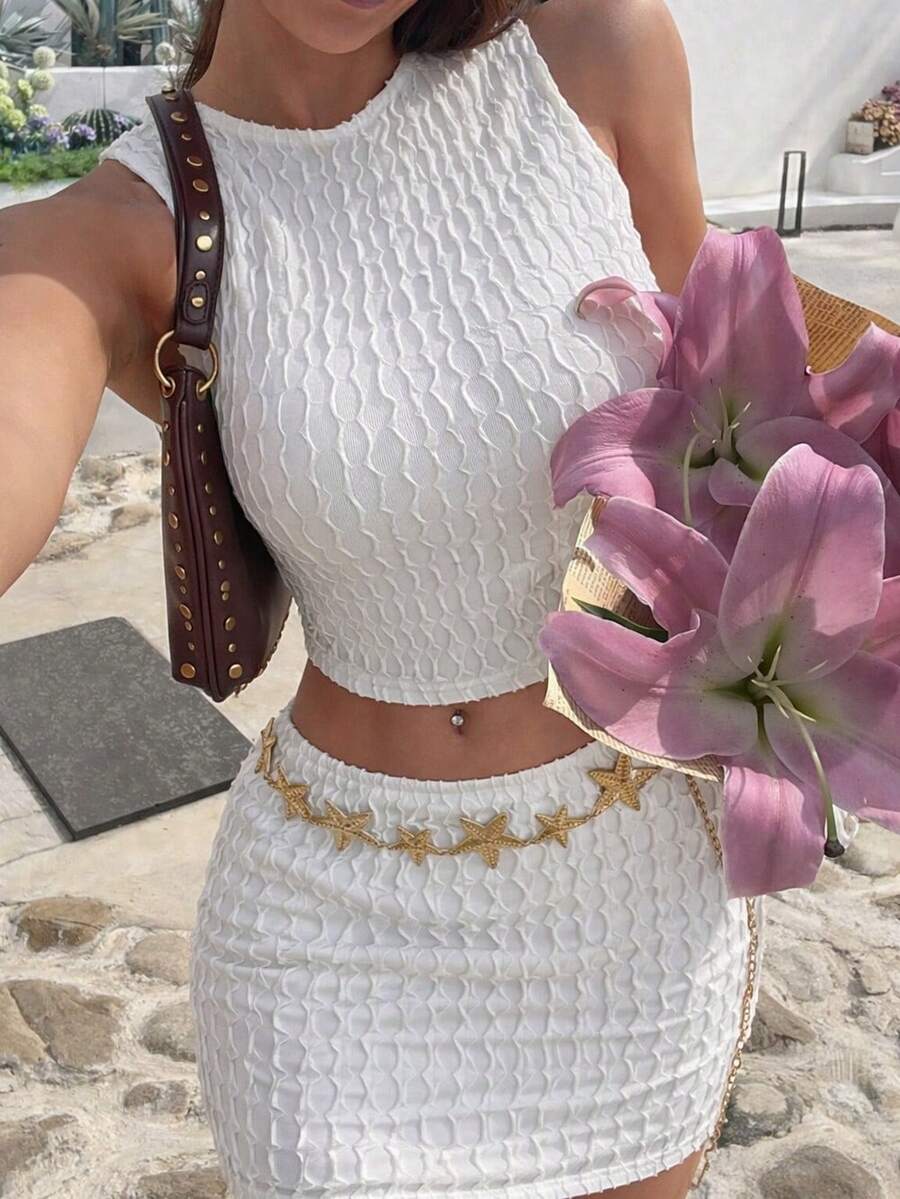 迪拉·波莉女士的夏季休闲简约纯色纹理面料套装，包括一件透视背心和一条裙子两件套。非常适合夏季日常穿着、约会、海滩度假、休闲装扮以及搭配白色服装。 - 白色 - 查看 1