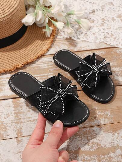 1 đôi dép thời trang màu đen cỡ lớn cho bé gái, khóa đính đá lấp lánh và họa tiết lưới hình cỏ bốn lá, mũi tròn hở ngón, mềm mại, chống trơn trượt, kiểu dép công chúa bohemian quyến rũ, thích hợp cho các dịp thường ngày, nghỉ lễ, tiệc tùng, mùa xuân/hè.